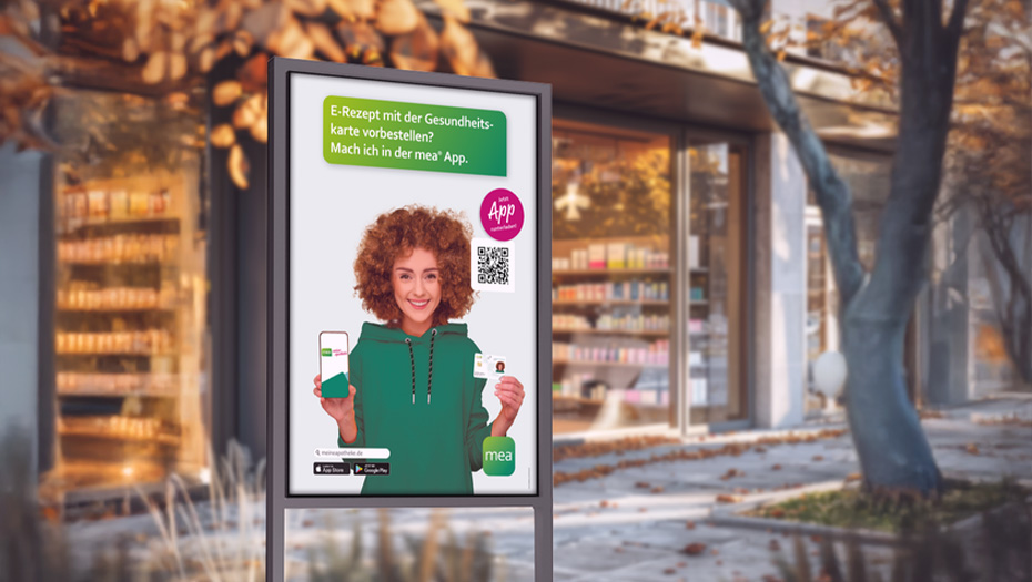 Apothekenteam präsentiert individuelle Werbemittel für digitale Services
