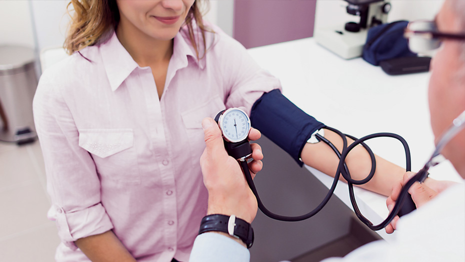 Apothekenteam präsentiert individuelle Werbemittel für digitale Services