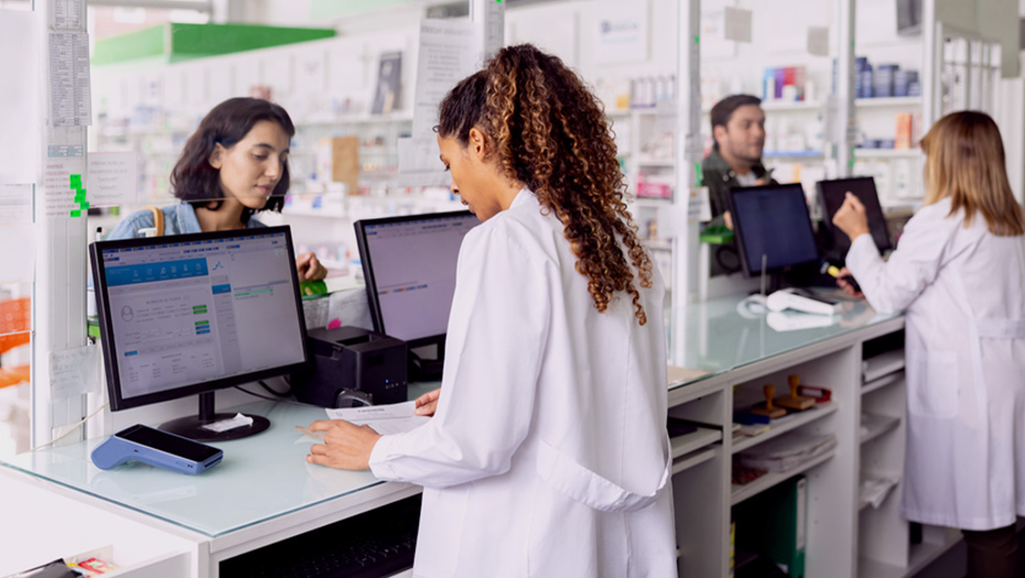 Apothekenteam präsentiert individuelle Werbemittel für digitale Services