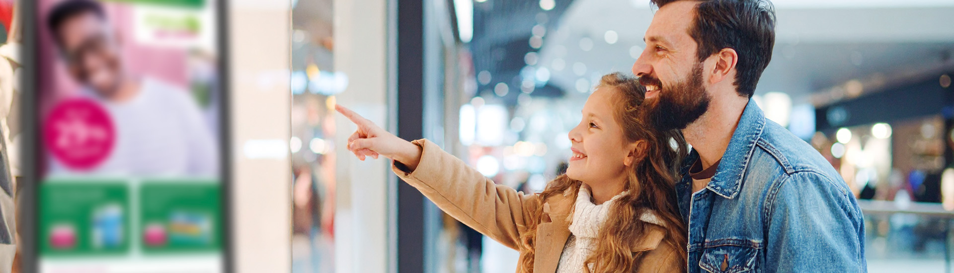 Digitales Display im Apothekenschaufenster von mea