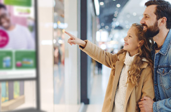 Digitales mea Schaufenster-Display für moderne Apothekenpräsentation